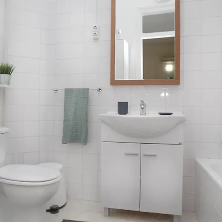 Perfect Location In City Center Up To 6 Prs *